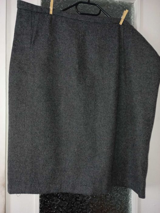 Дамски вълнен костюм – пола и сако за едри дами