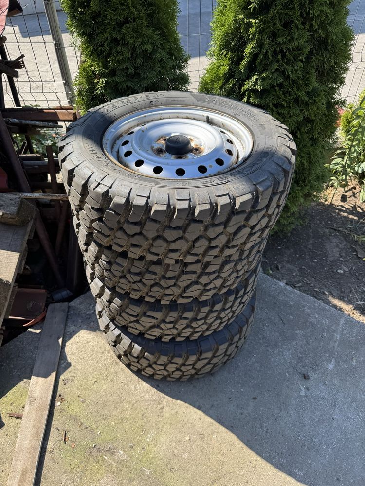 Vand 4 Anvelope Off Road 215 65 R16. Duster
