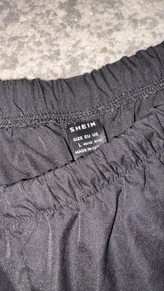 Pantaloni cargo din fâș cu scris pe spate mărimea L ca si noi