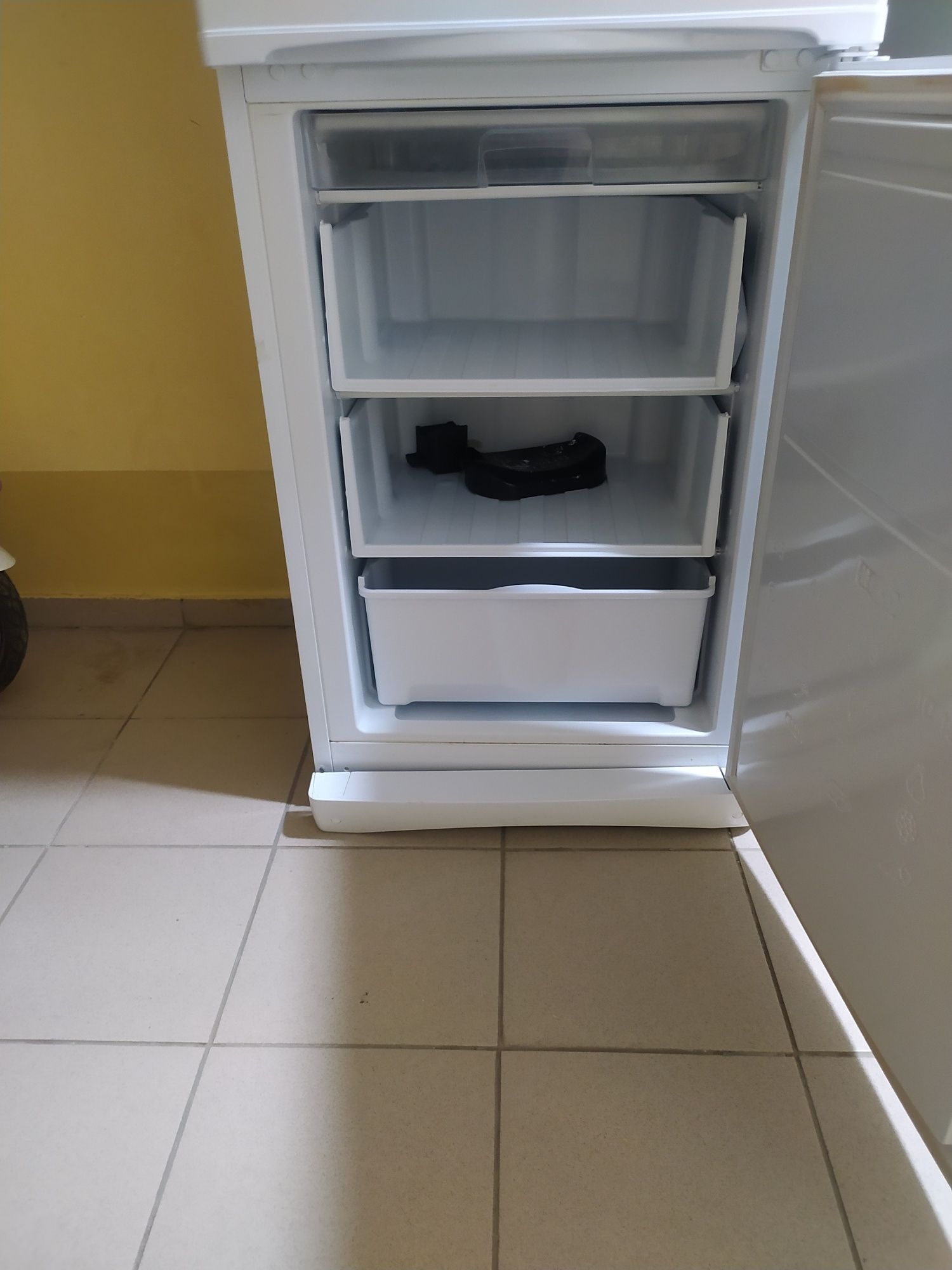 Продам 2 холодильника в неисправном состоянии