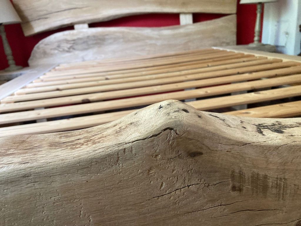 Vând pat din lemn masiv de stejar.