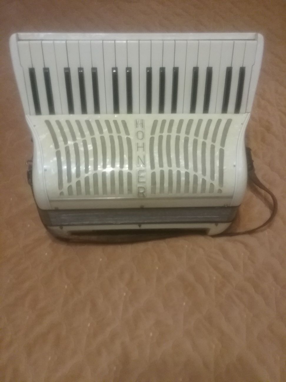 Acordeon Hohner cu 60 de basi