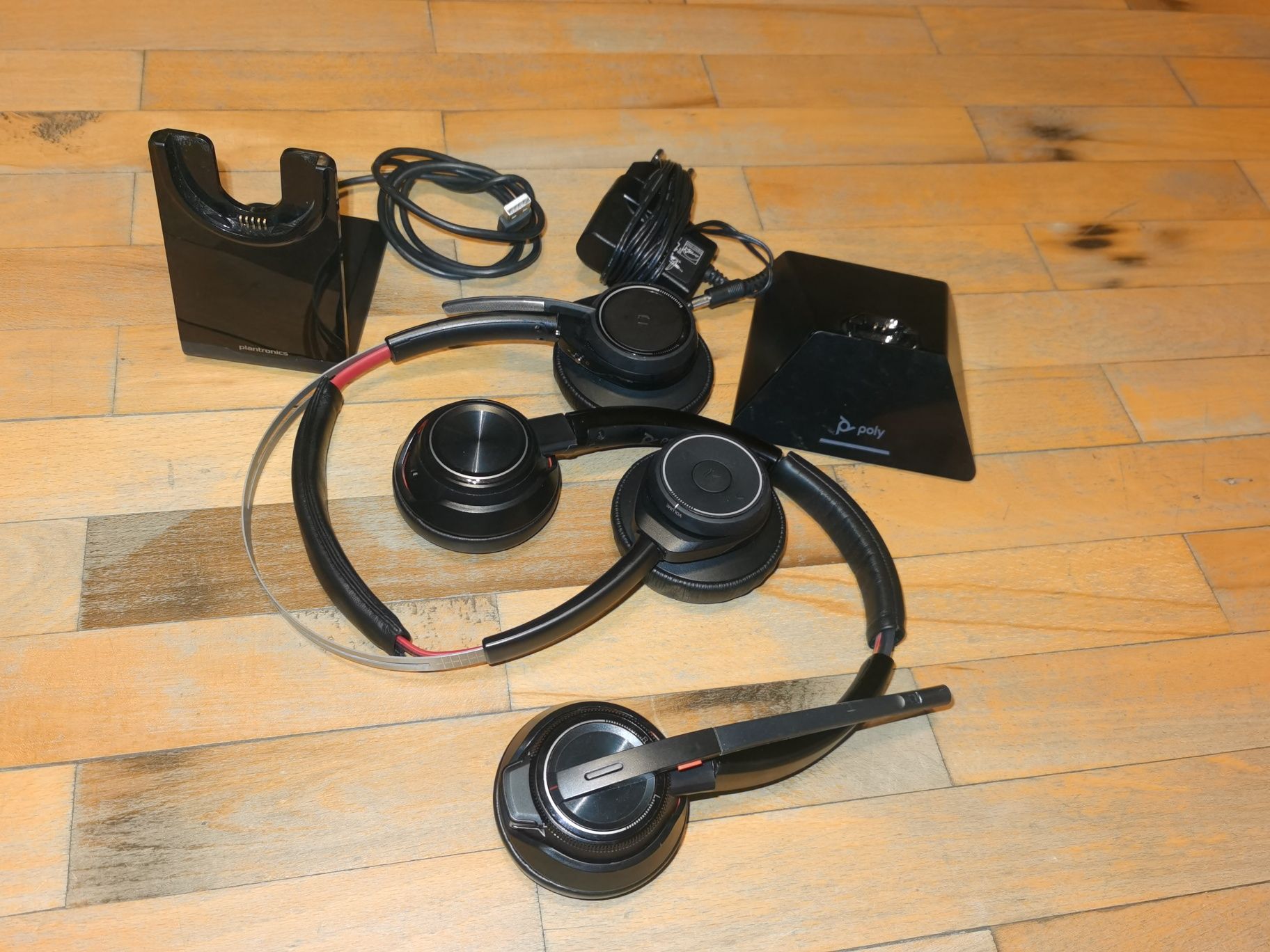 Продавам професионални headsets Plantronics Voyager focus и Savi 8200