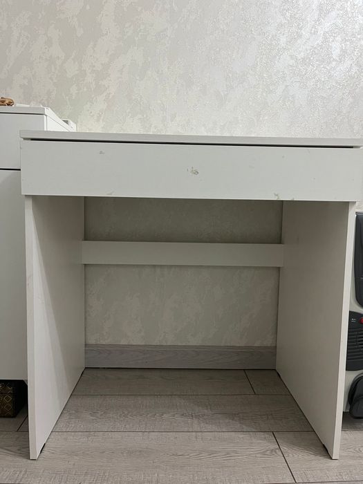 Стол письменный белый