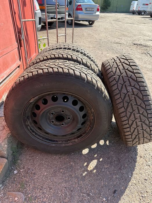 Set Cauciucuri de iarna 215/60/R16 cu Jante de Tabla pe 16