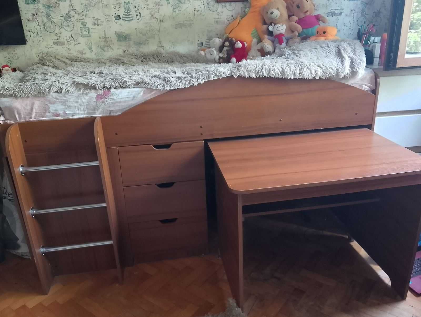 Двуетажно легло с бюро и включен матрак