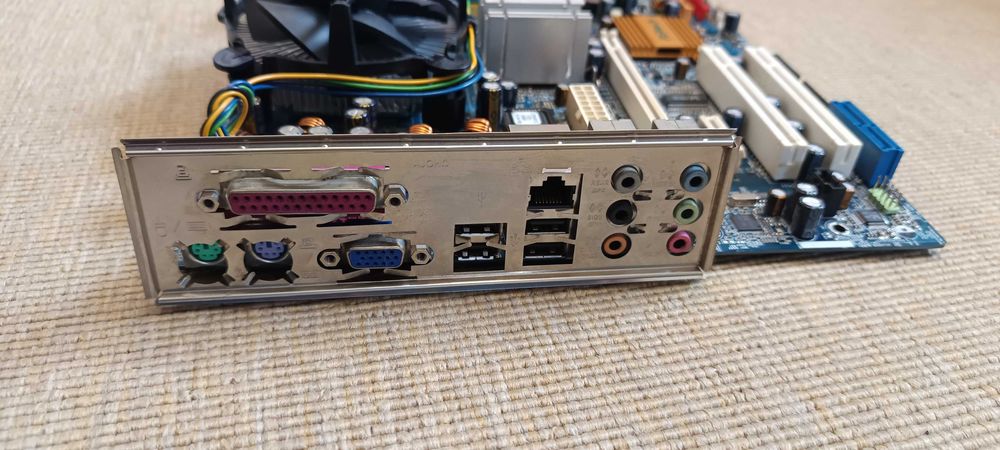 Kit Placa de baza Asrock Conroe 1333-D 667 Procesor Intel E7600 Ram 4G