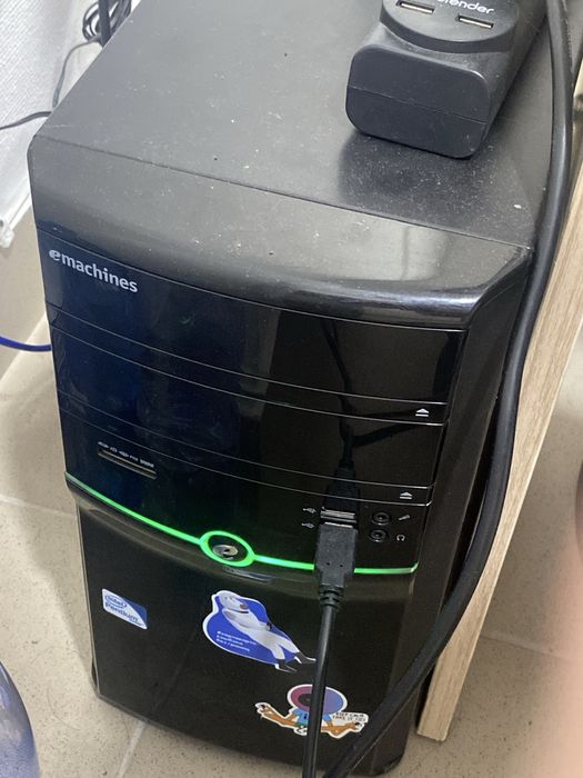 Компьютер старый, но функциональный, для работы