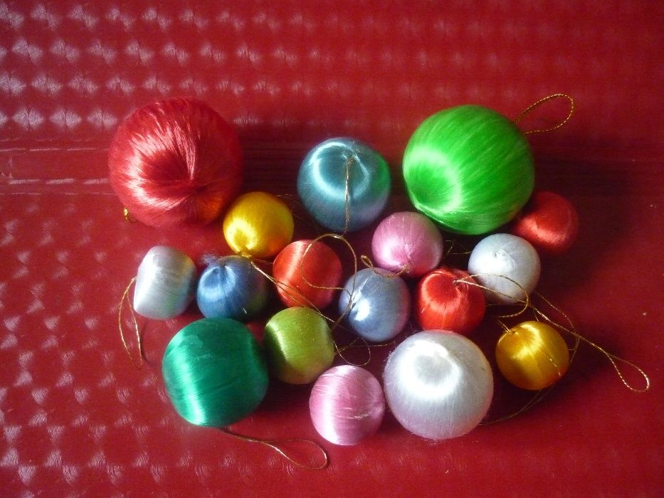 Продам украшение для ёлки - набор шёлковых шариков.