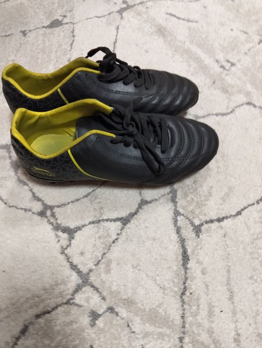 Papuci de fotbal cu crampoane.