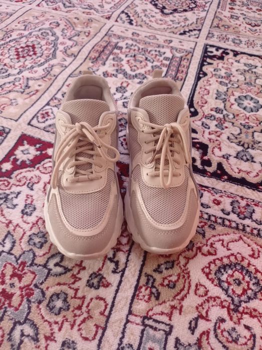 Продам женский кроссовки