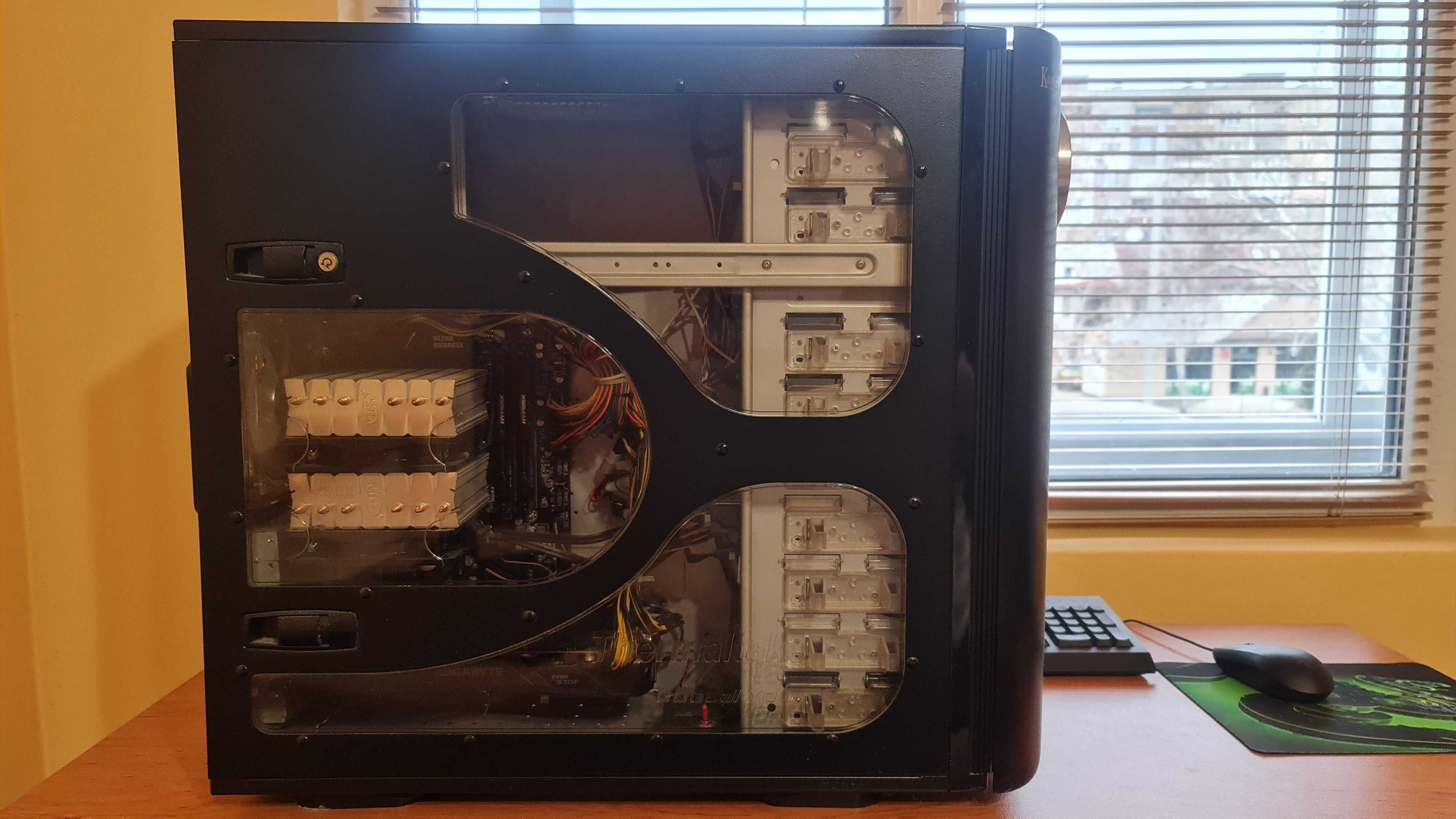 Продава се настолен компютър + 27" монитор ASUS