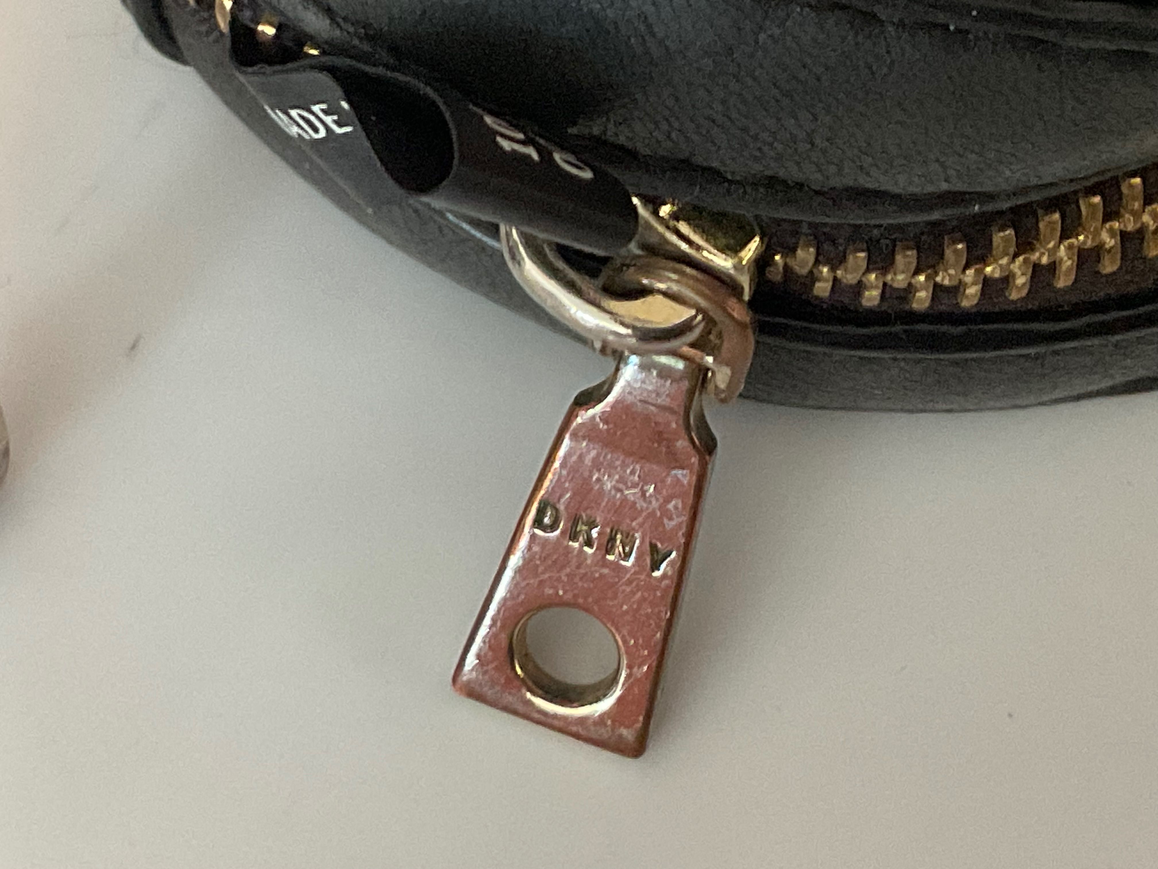 Чанта за кръста DKNY Allen от овча кожа, черна.