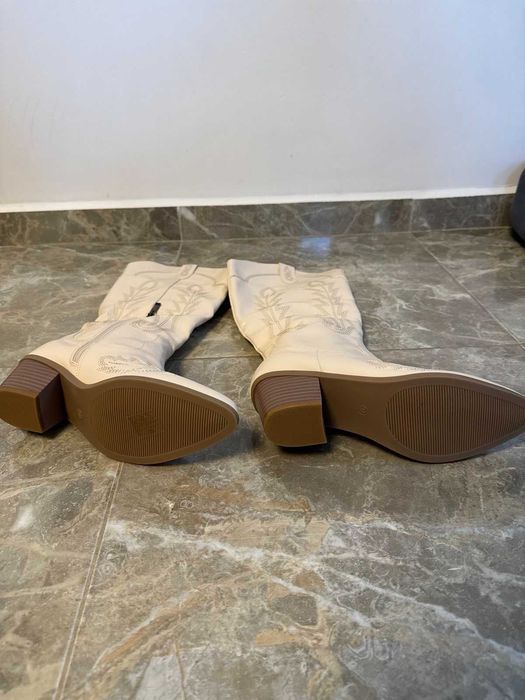 Дамски ботуши с остър връх и дебел ток