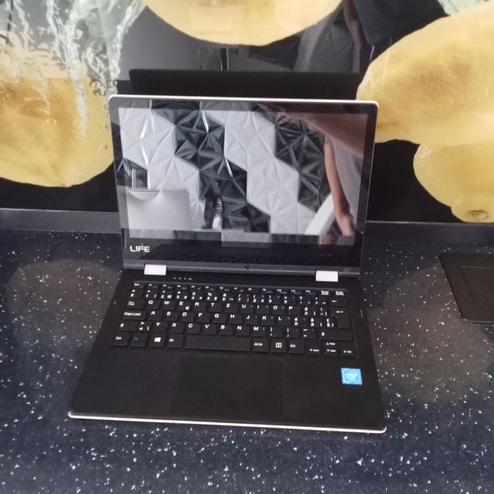 Vând laptop pentru piese