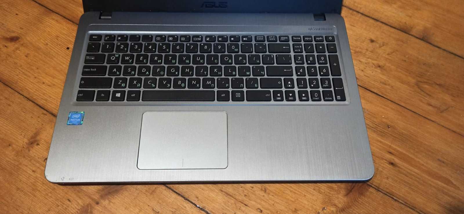 Лаптоп Asus / отличен / SSD ново / батерия 4 часа / четириядрен