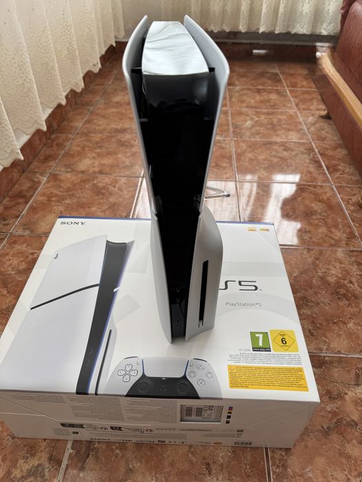 Consola PlayStation 5 , 2 controllere si 3 jocuri