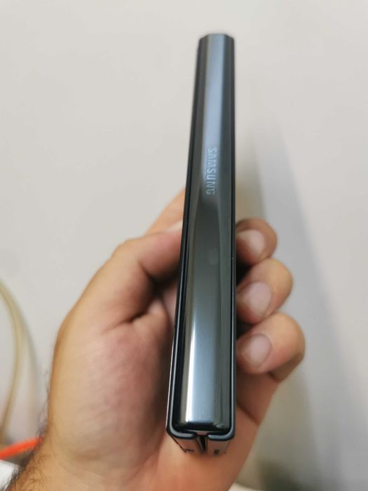 Samsung Galaxy Z Fold 3 Цял или на части