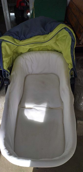 Vând Cărucior Chicco 3 în 1