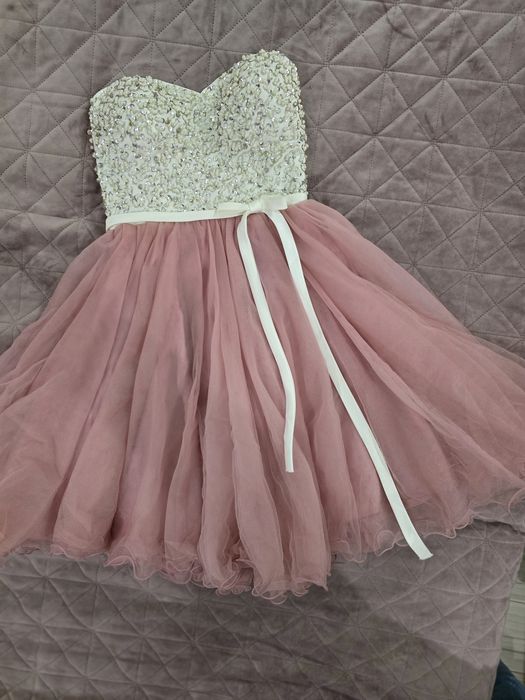 Официални рокли М размер