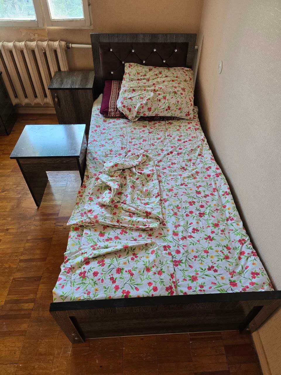 Комплект диван ва тумбочка, стули билан бирга сотилади. 800.000 сум