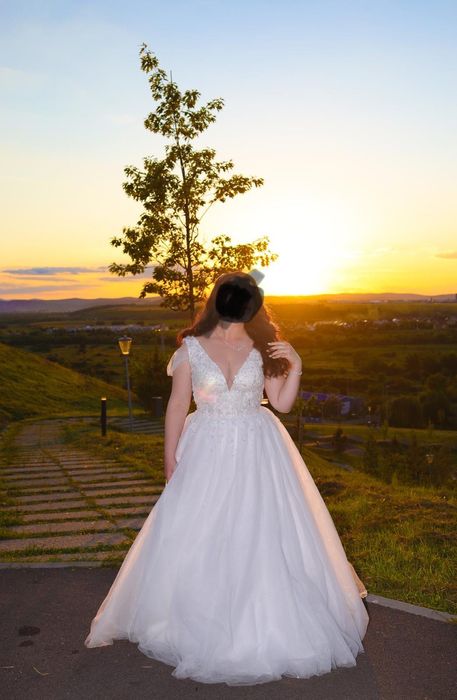 Rochie de mireasă în stare impecabila + crinolina 1 cerc