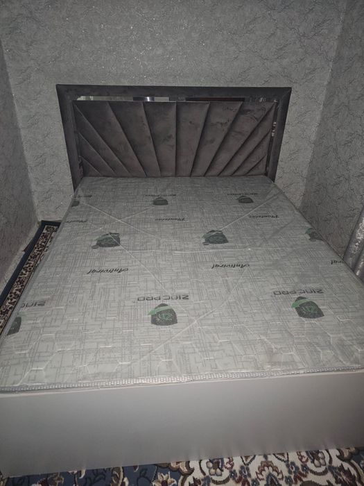 Продам двух спальную кровать с новым матрасом