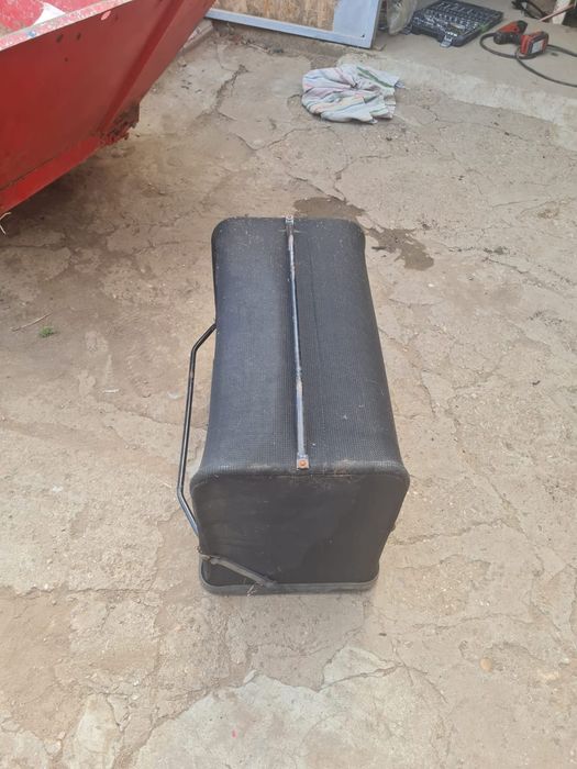 Cos iarba pentru tractoras gazon.in stare foarte bună.
Provenit de pe