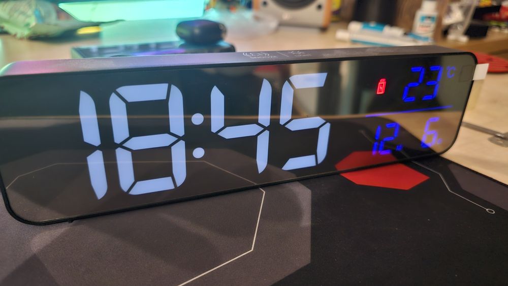 Ceas birou digital cu baterie interna.