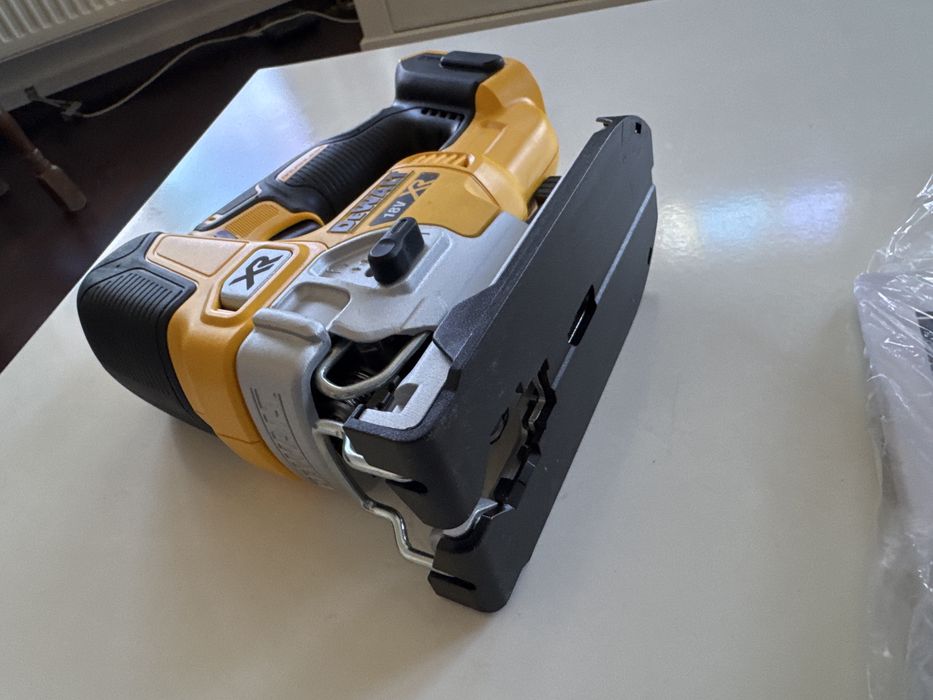 Fierăstrău pendular Dewalt DCS334