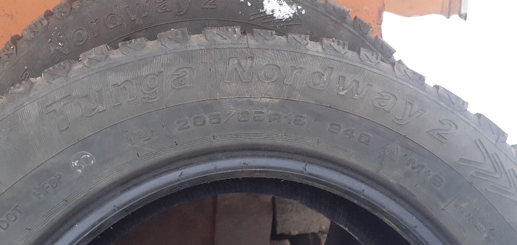 Шины 205/65R15 в хорошом состоянии