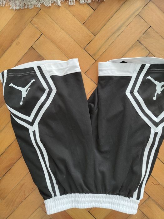 Vând pantaloni jordan