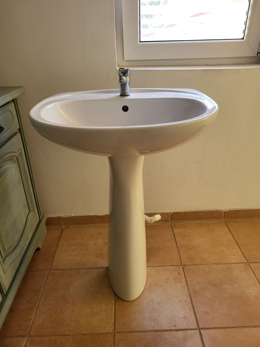 Lavoar ceramic cu picior