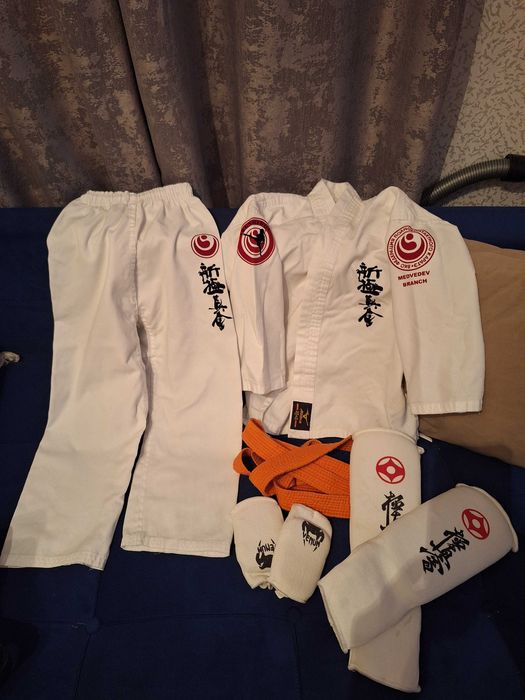 Продам кимоно и шлем.