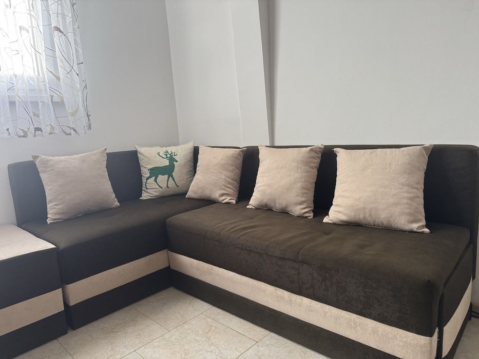 Ъглов диван в кафяв цвят