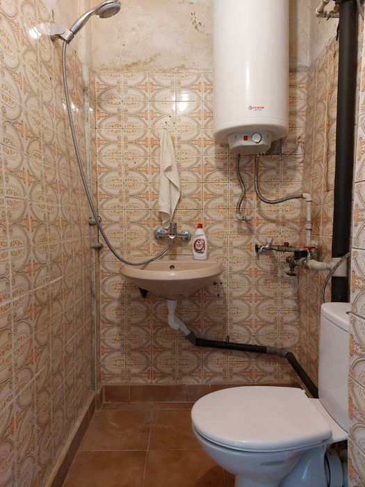 Продава тухлен апартамент до Енергото с таван и мазе