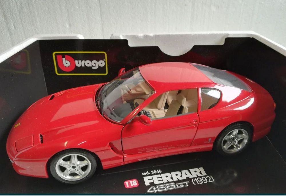 Ferrari GT 456
Scara 1:18
Bburago

Pozele reflectă realitatea. Se vind