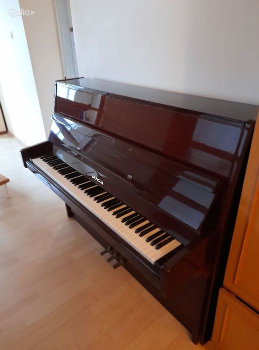 Продаю пианино Riga три педали 300$
