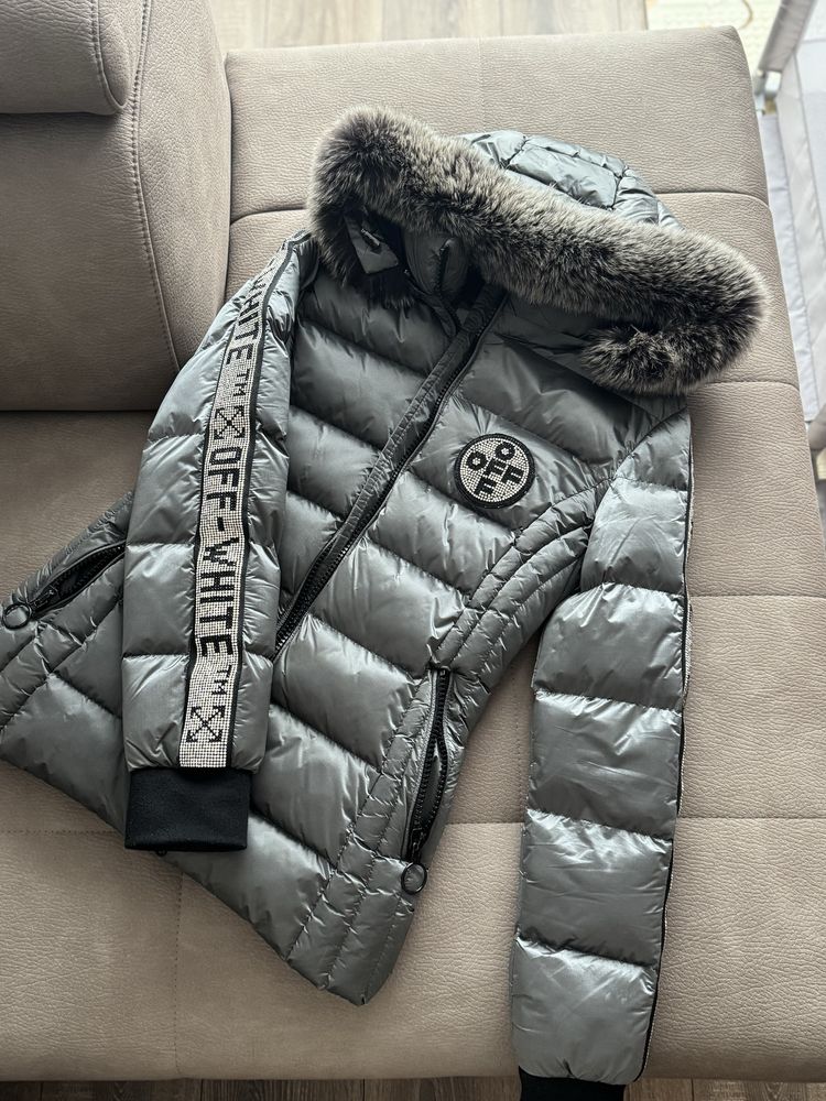 Сиво сребристо дамско яке на Off-white с качулка от естествен пух