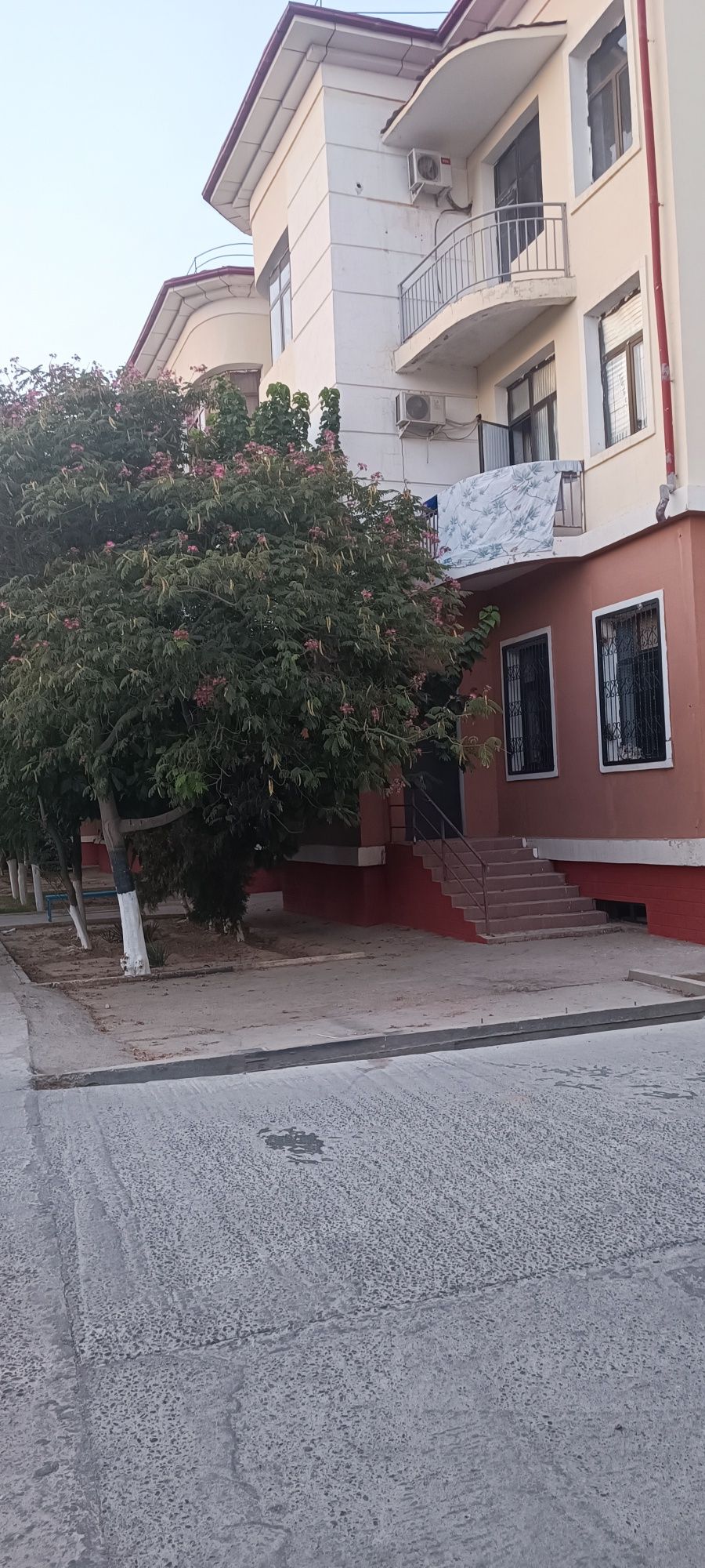 Dom sotiladi Surxon stadion roʻparasida