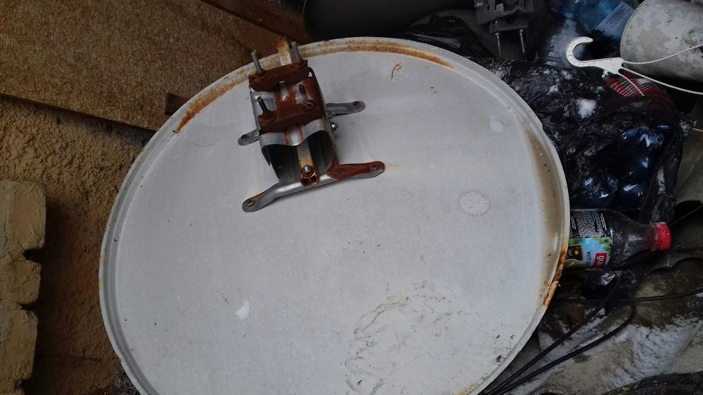 Antena parabolica cu suport de prindere -fixare