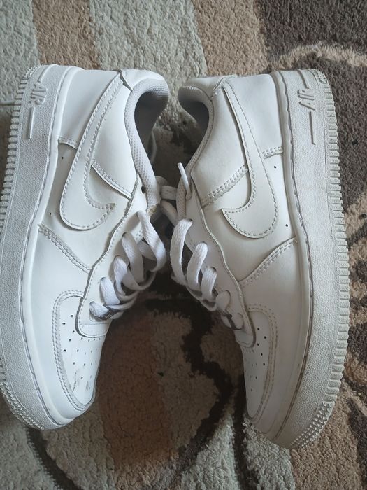 Vând adidași Nike Air Force