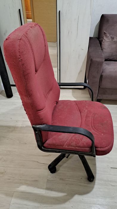 Отдам кресло компьют.на колесах. В хорош.сост. От плитки шок.9 не отка