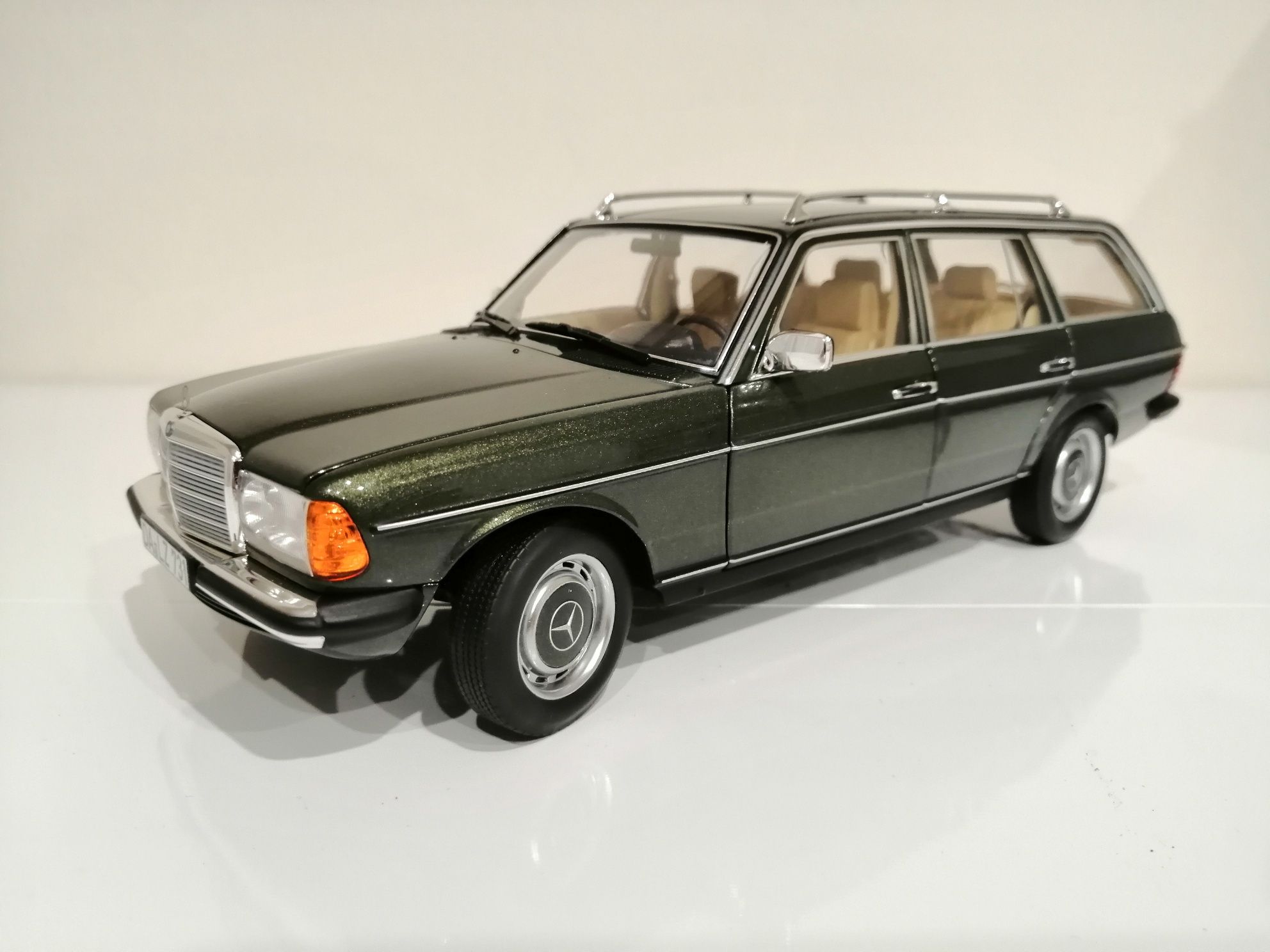 Mercedes W123 combi, Norev 1:18