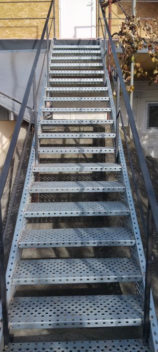 Scara zincate la comanda în toată tara oferim și montaj