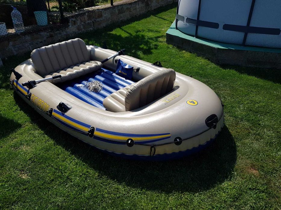 Надуваема лодка четириместна като нова