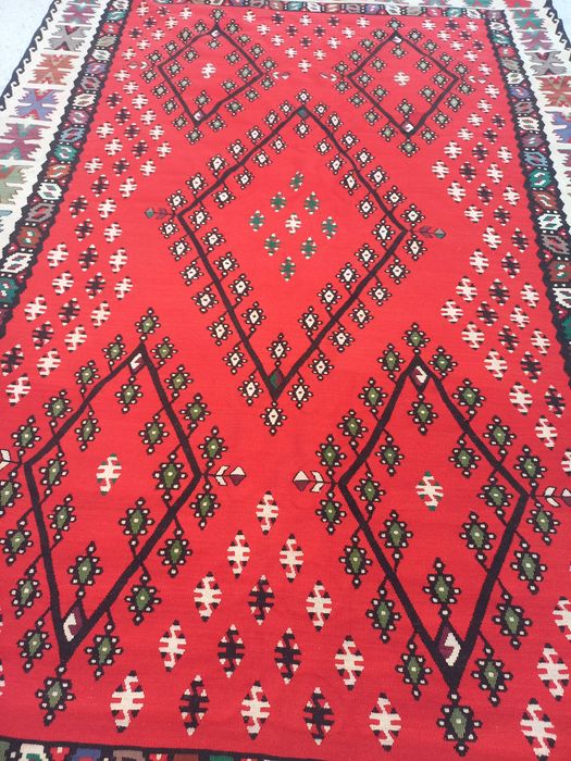 Ръчно тъкан чипровски килим