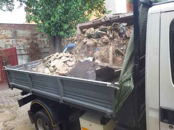 Serviciul de colectare moloz se refera la ridicarea molozului direct