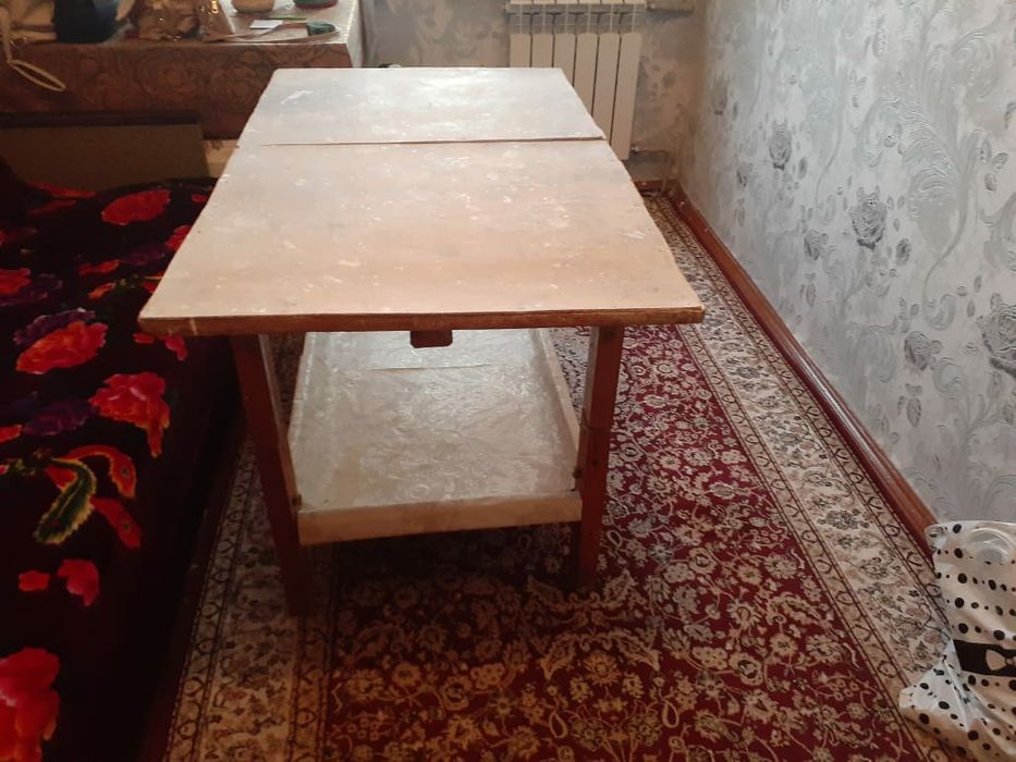Кухонный стол двух ярусный.