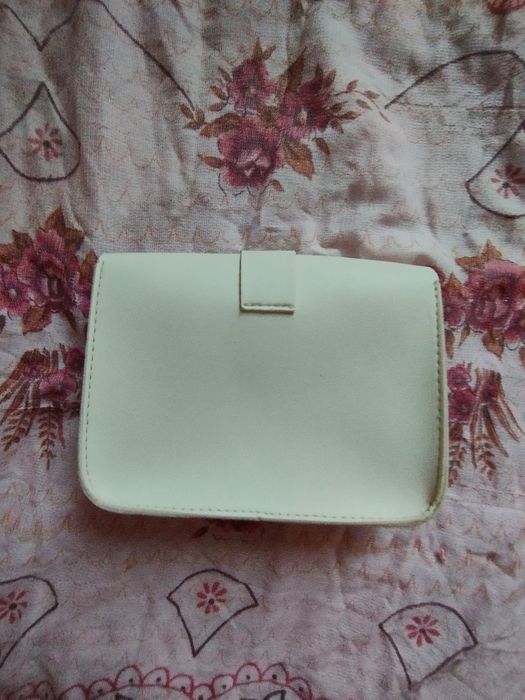 Сумочка - косметичка,светлого ,молочного цвета